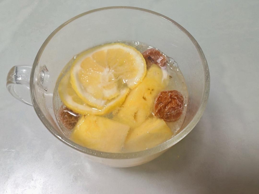 菠萝话梅气泡水