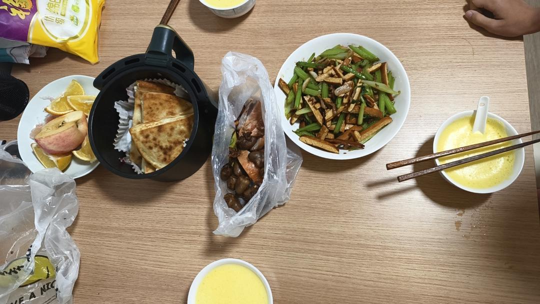 午餐晚餐简单快手下饭菜芹菜炒香干