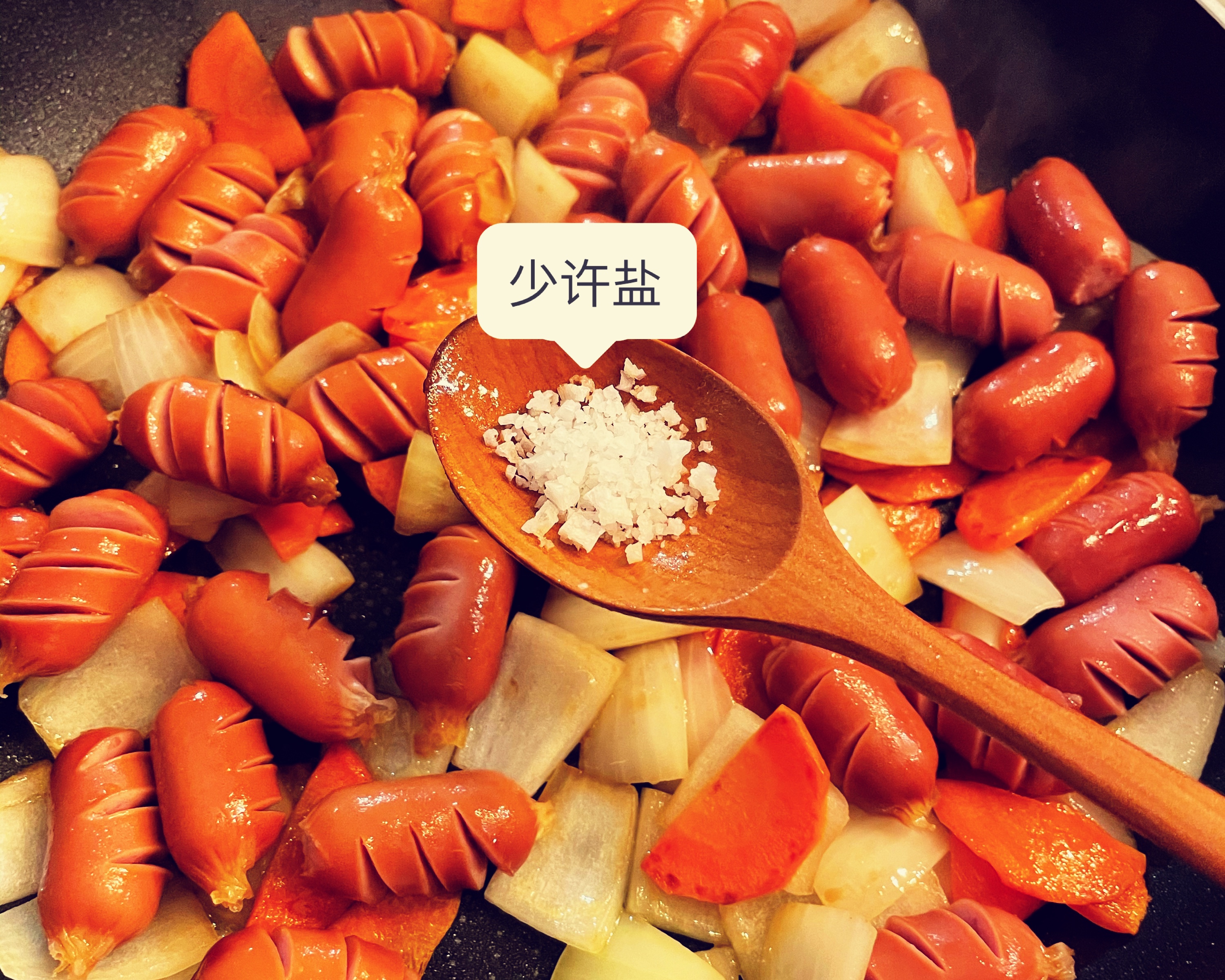 大人小孩都爱吃的韩国小菜——蔬菜炒香肠的做法 步骤9