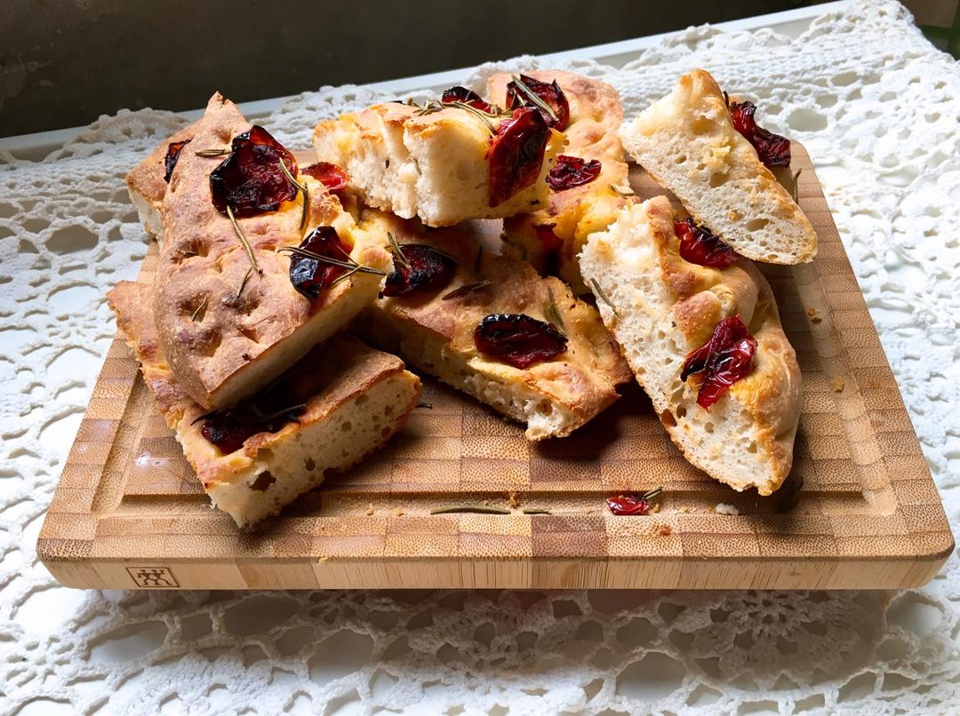 迷迭香番茄青豆佛卡夏Focaccia layered with rosemary tomatoes&peas——北鼎烤箱食谱