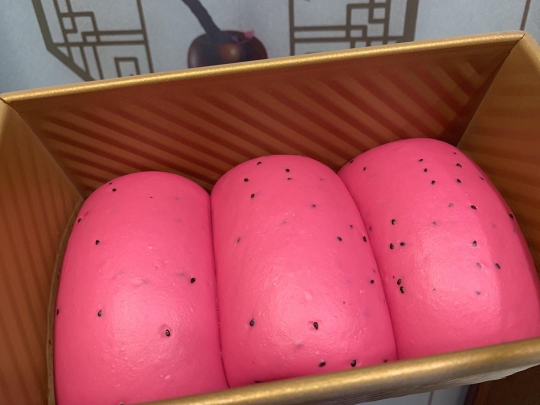 少女心满满的火龙果手撕吐司