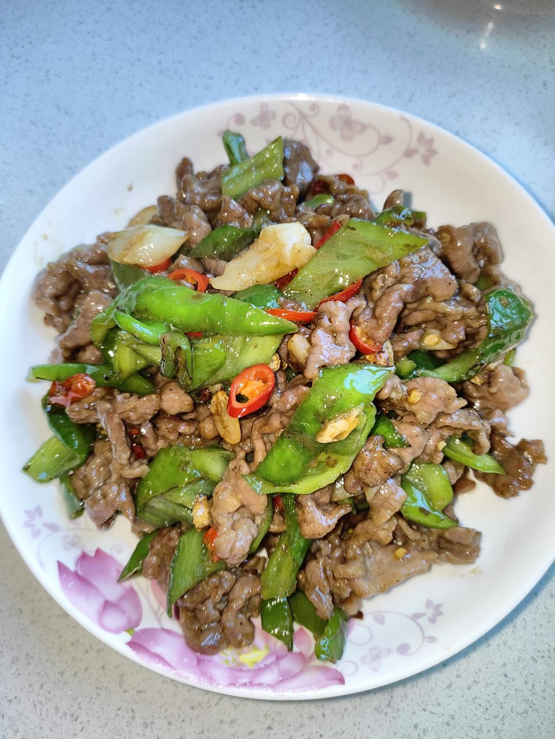 3分钟快手青椒炒牛肉，家庭版无盐无味精嫩香牛肉，我的常备菜单