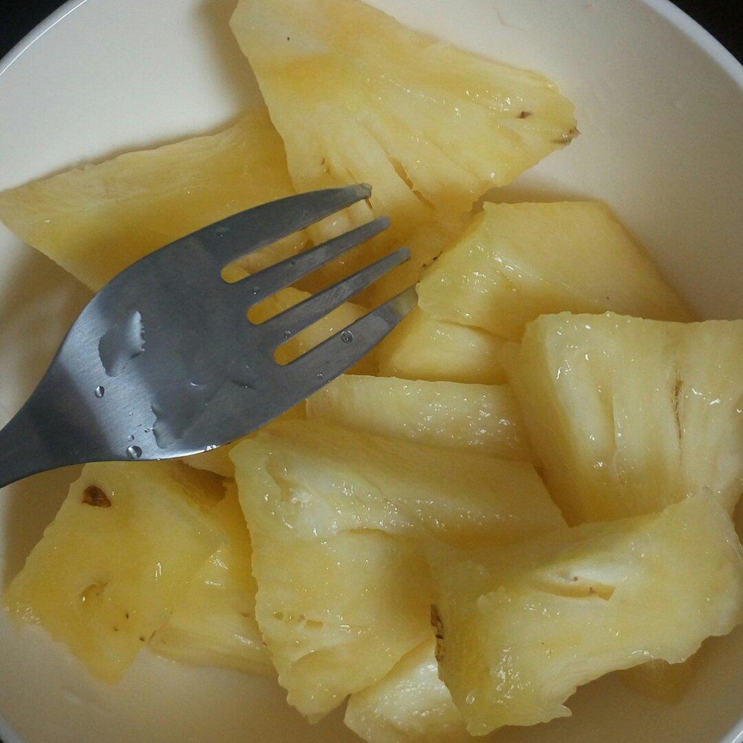 不到两分钟，切好一整个菠萝（独家）