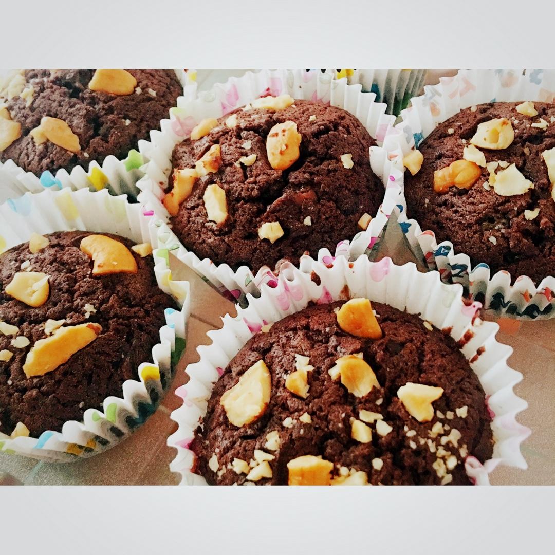 超润巧克力纸杯蛋糕（非常适合裱花、盖糖皮的cupcake方子）