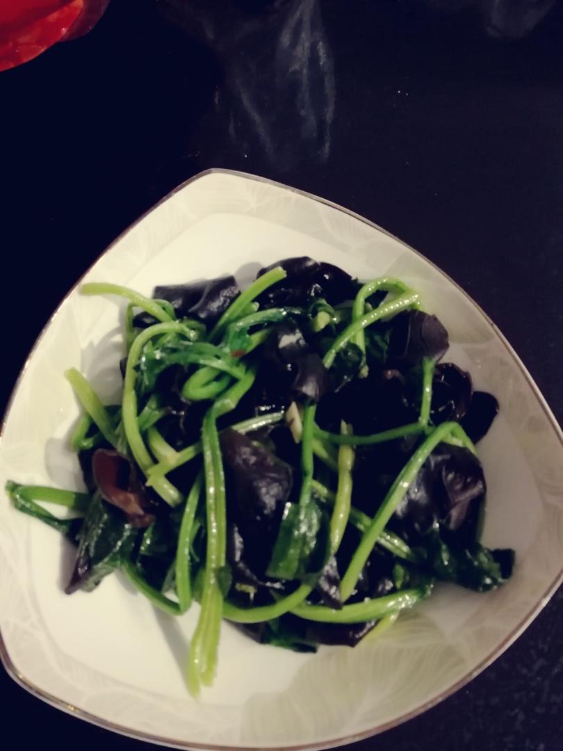 菠菜炒木耳