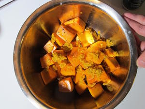 蛋黄焗南瓜 | 2种原料的懒人快手菜的做法 步骤5