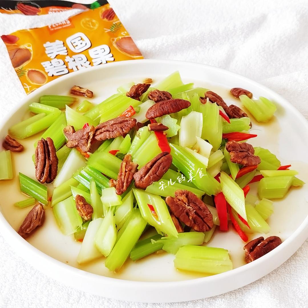 芹菜拌碧根果的做法 步骤2