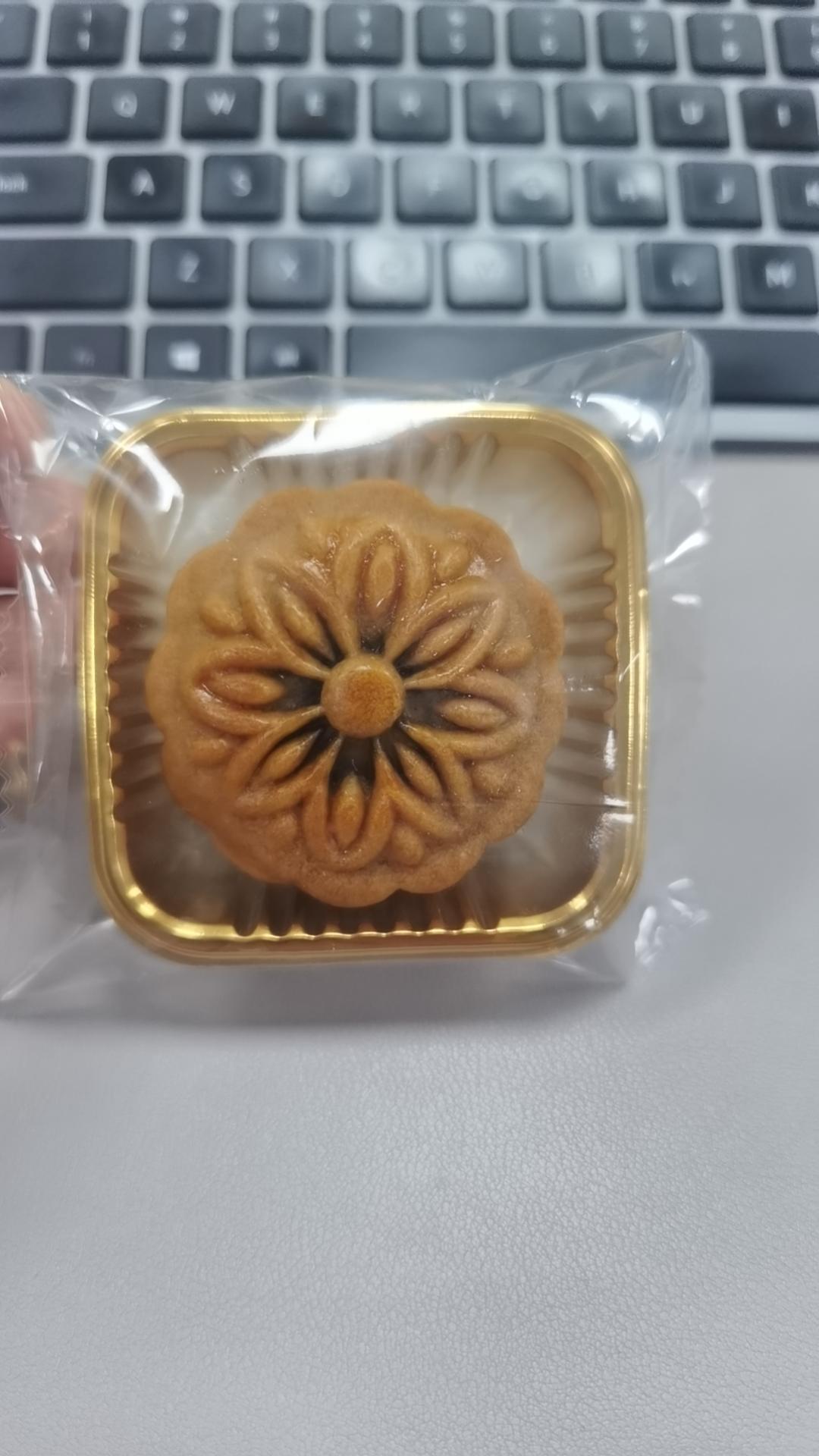 广式月饼—蛋黄芝麻月饼