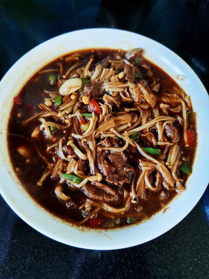 金针菇牛肉煲