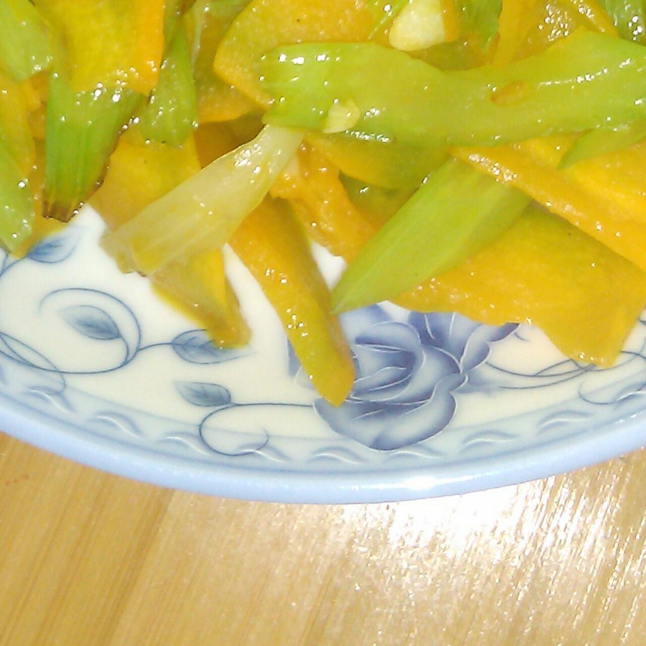 南瓜炒芹菜的做法