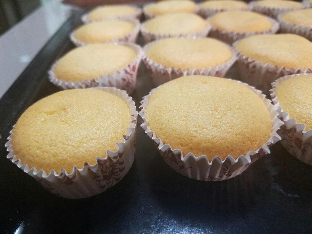 cutecaty做的不皱不裂圆润饱满原味戚风纸杯蛋糕