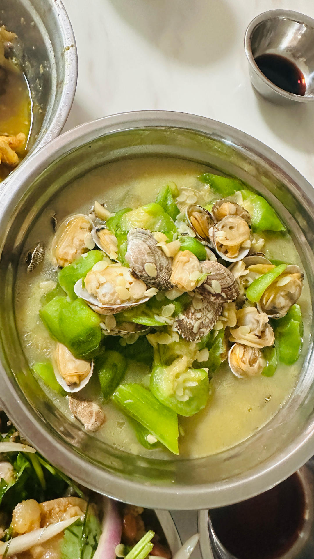 鲜掉眉毛的丝瓜炒花蛤，汤汁拌饭也是超级无敌！！