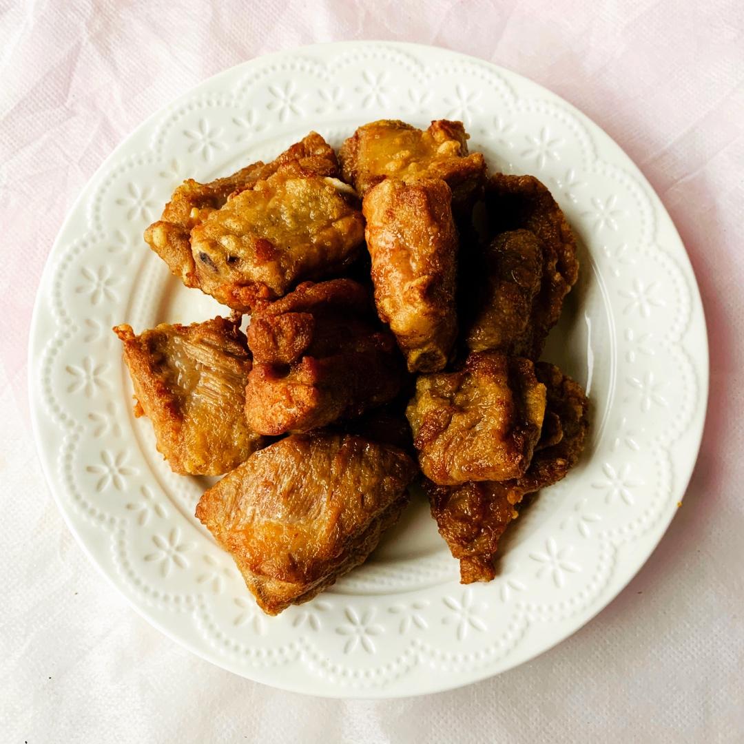 我家排骨从不红烧，加一些大蒜，出锅香喷喷，孩子吃完舔手指