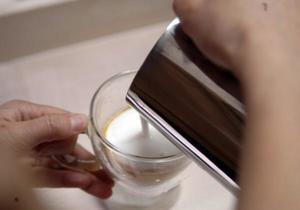 用AAA胶囊咖啡机做简单的卡布奇诺咖啡的做法 步骤7