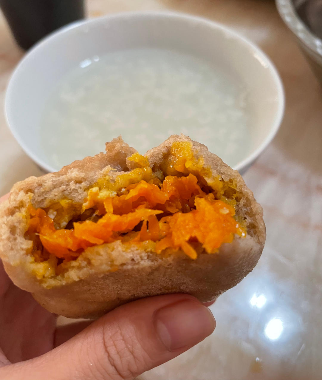 超香的胡萝卜鸡蛋包子
