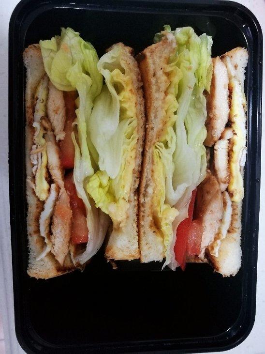 超简单低脂早餐：蔬菜水果鸡肉牛肉三明治