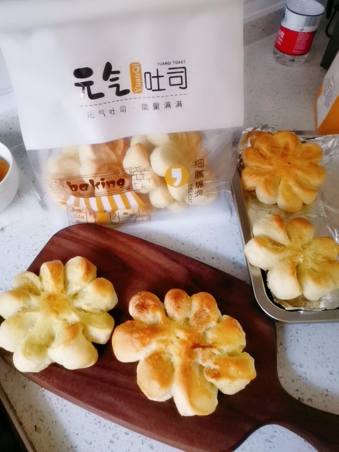 冬夜暖暖~~~椰蓉花朵朵面包