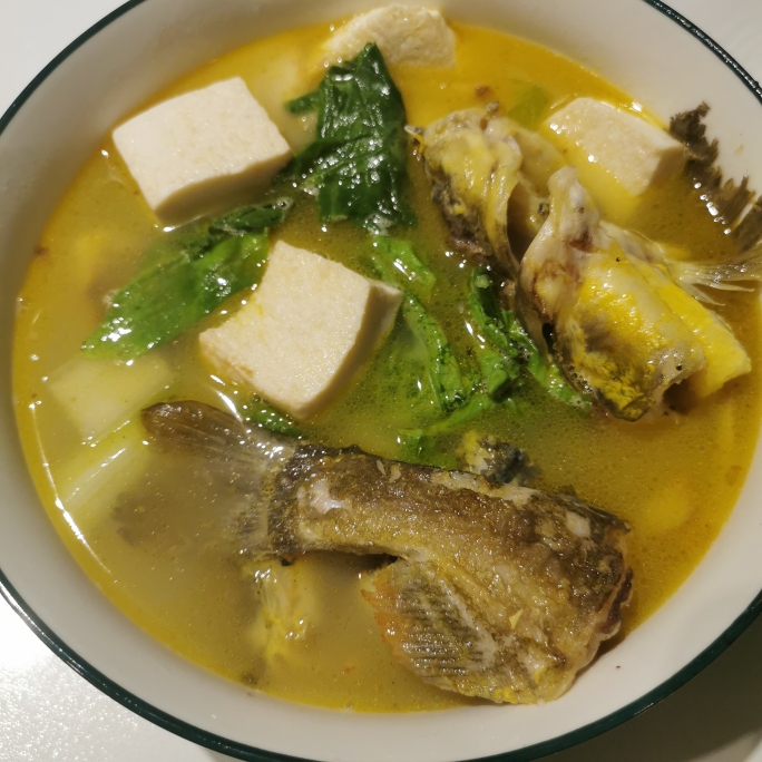 黄灿灿的黄甲鱼豆腐汤