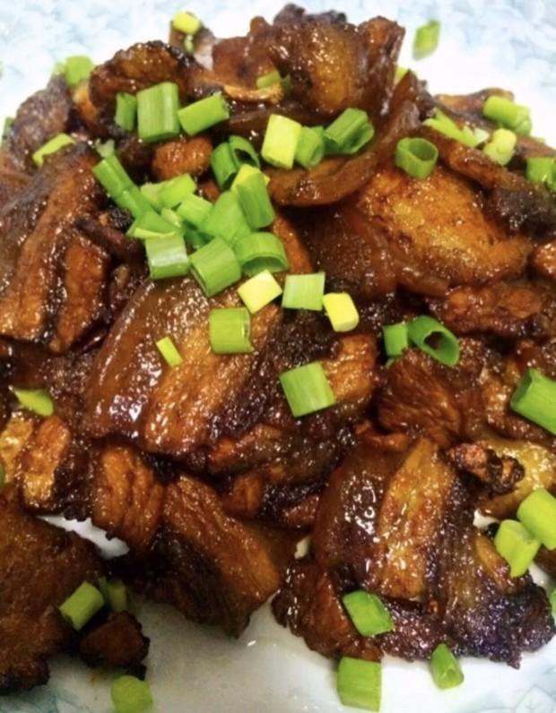 蒜叶炒三层肉(荤菜)的做法