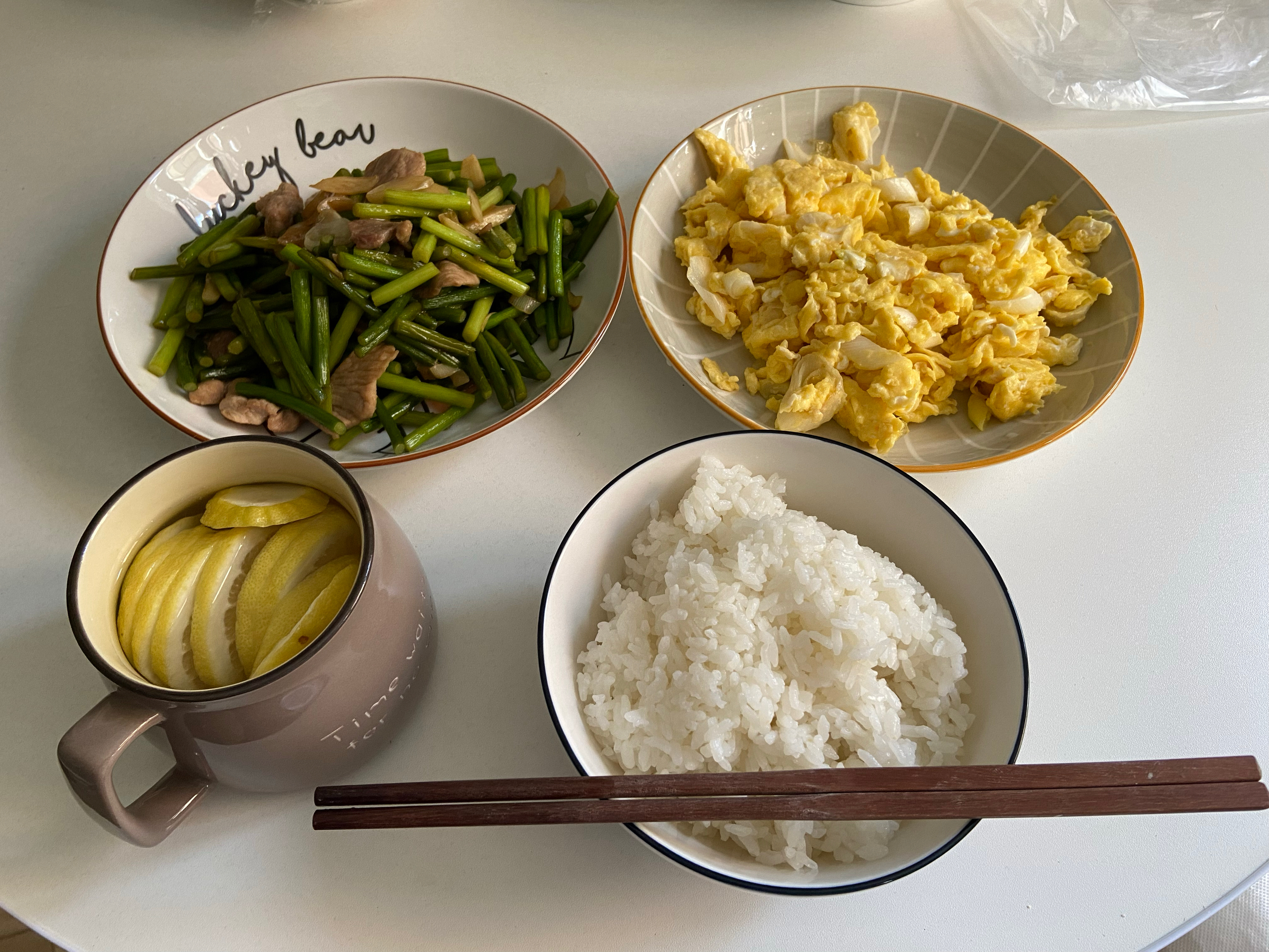 蒜苔炒肉末，三碗米饭都不够吃