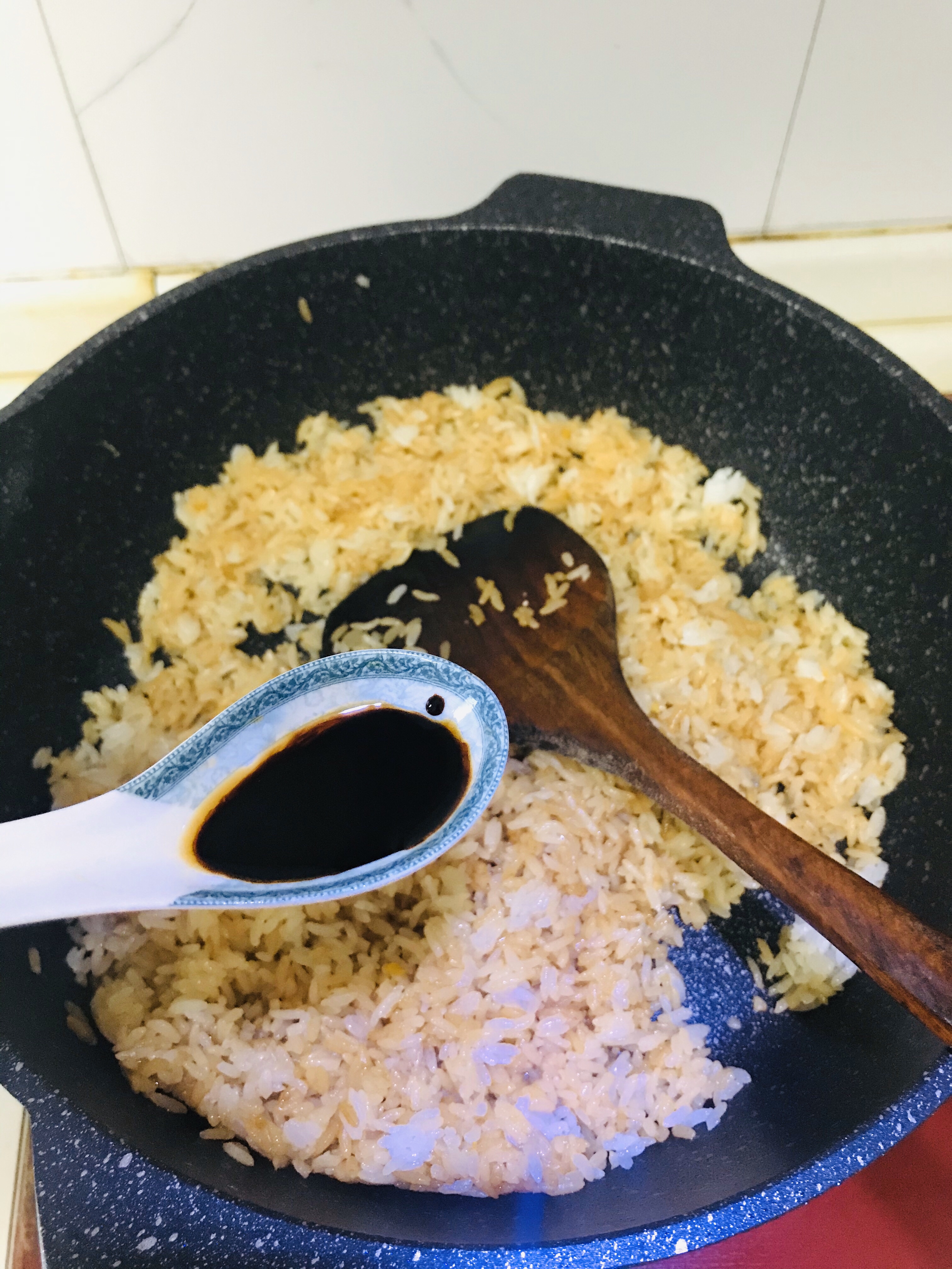 你还在为剩米饭发愁吗？酱油炒饭超鸡香的做法 步骤9