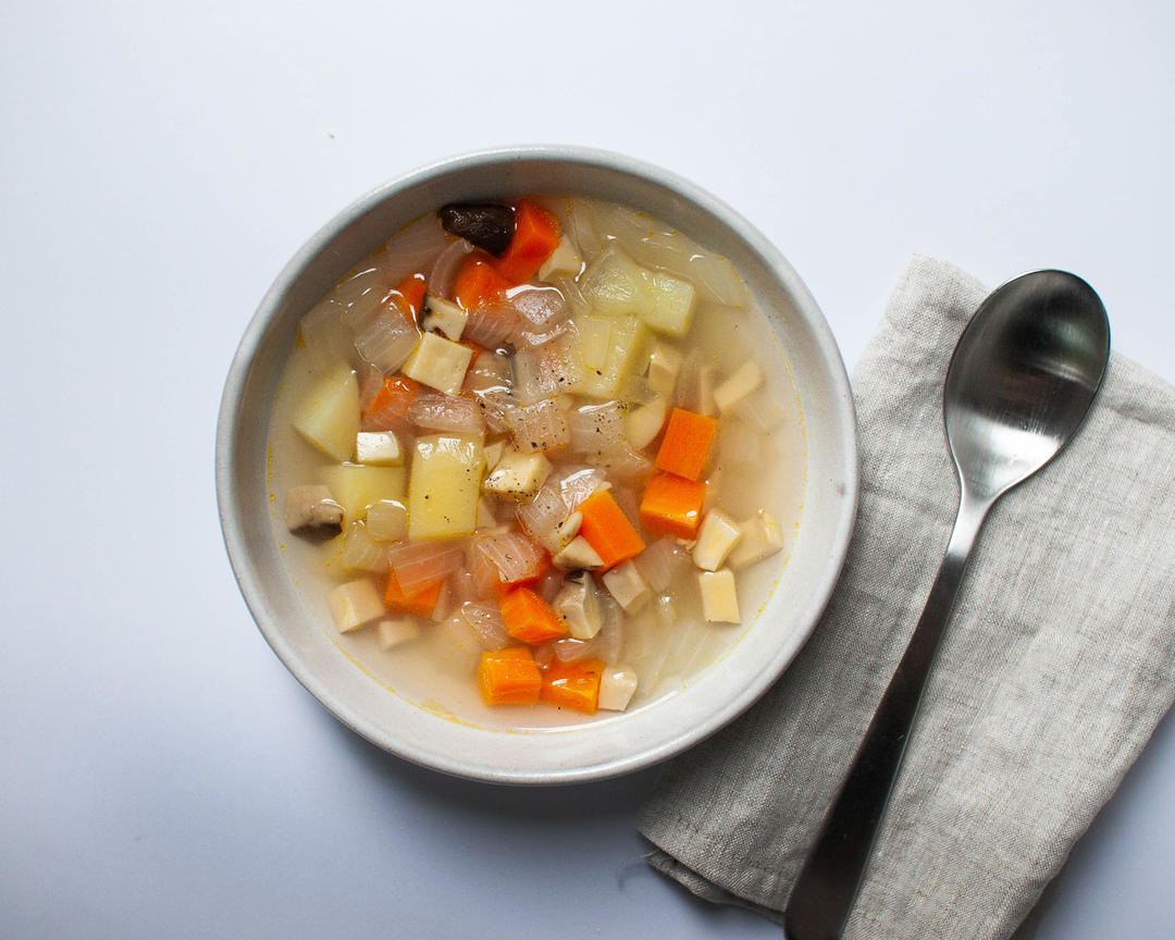 土豆洋葱菌菇蔬菜汤--禁欲系日式料理，巧用盐烹煮食物的做法