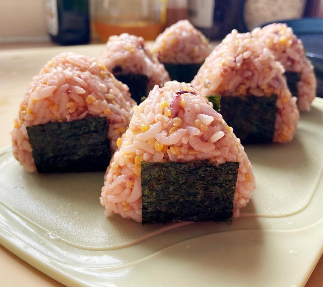 手握三角夹心藜麦饭团【健康一手握】