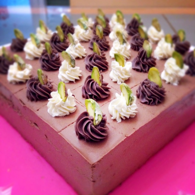 沁人薰衣草做的巧克力方形慕斯蛋糕