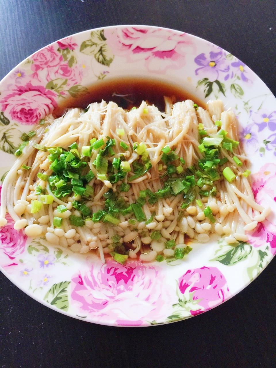 葱油金针菇——10分钟快手菜，你绝对不能错过的美味~