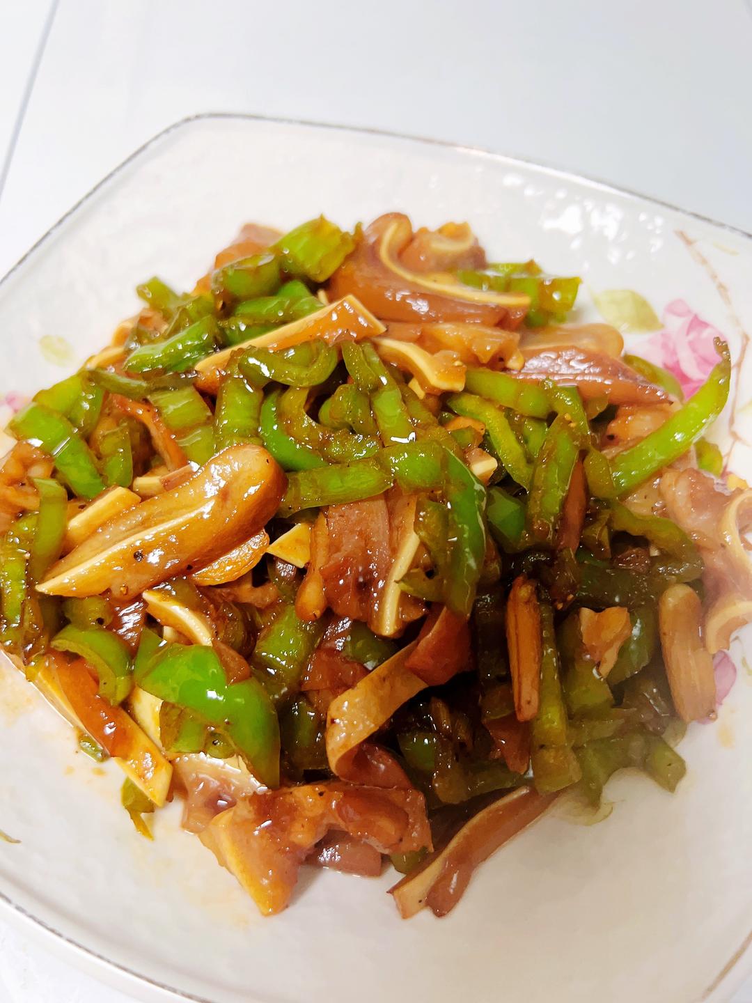 尖椒丝炒猪耳的做法