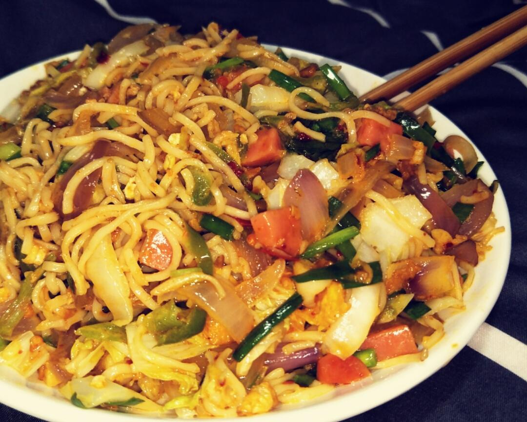 懒人必做，路边摊的鸡蛋炒面的做法