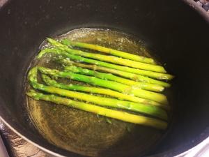 【法国🇫🇷料理】扇贝芦笋Sauteed Scallops with Asparagus Puree的做法 步骤1