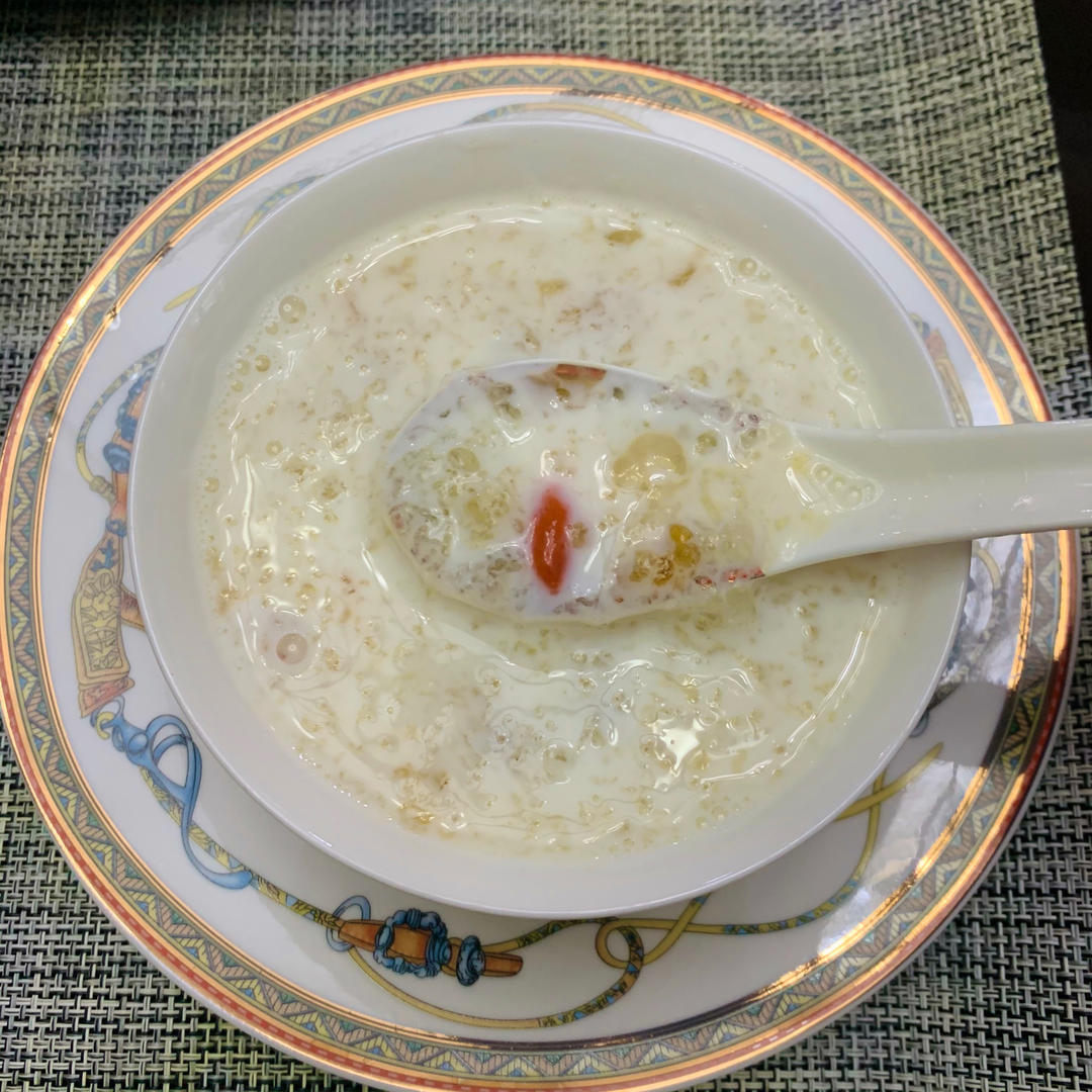 《桃胶皂角米雪燕银耳牛奶羹》据说一碗等于敷30片面膜的功效