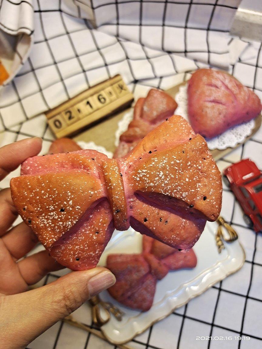 火龙果软欧包，粉嘟嘟～