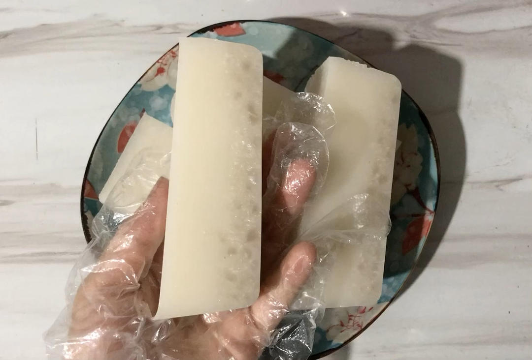 熬制肉皮冻---为小笼包做准备