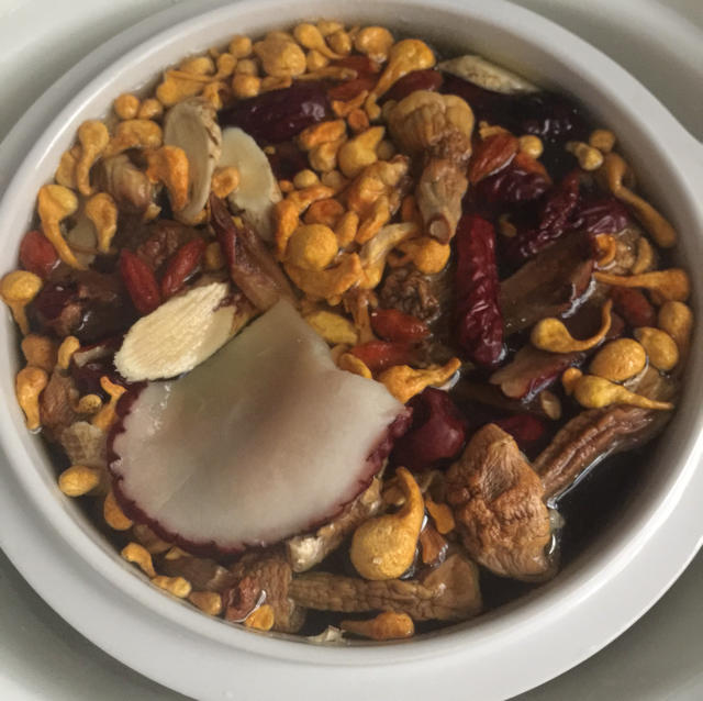 虫草花排骨鱼胶汤