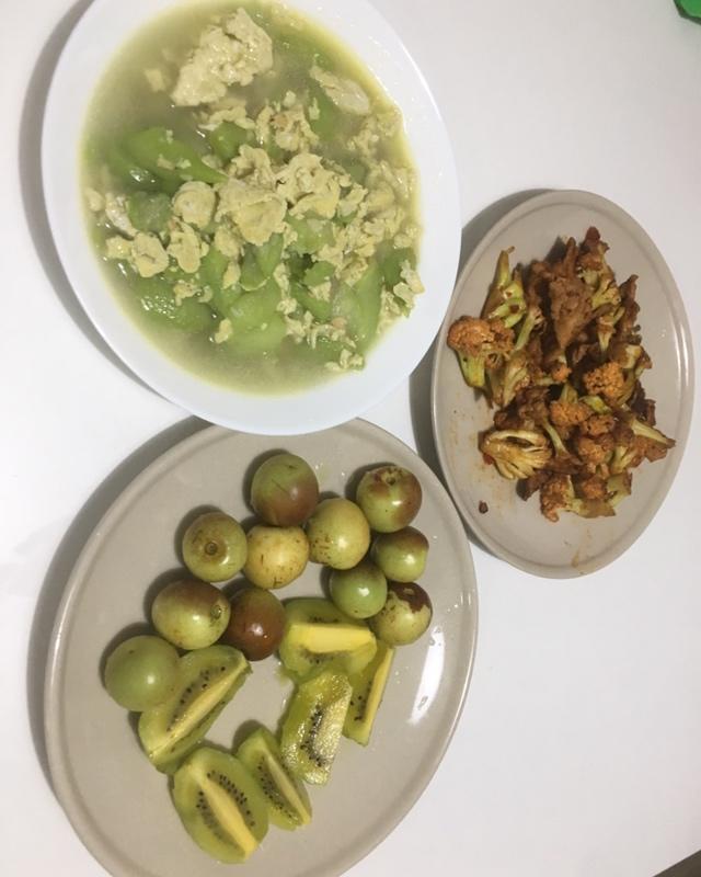 在家做简单的下饭菜，五花肉先煮一煮，炒出来不油不腻