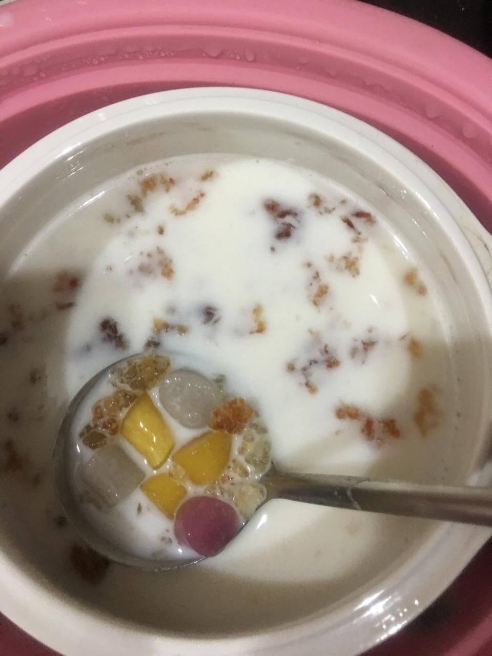 牛奶炖桃胶