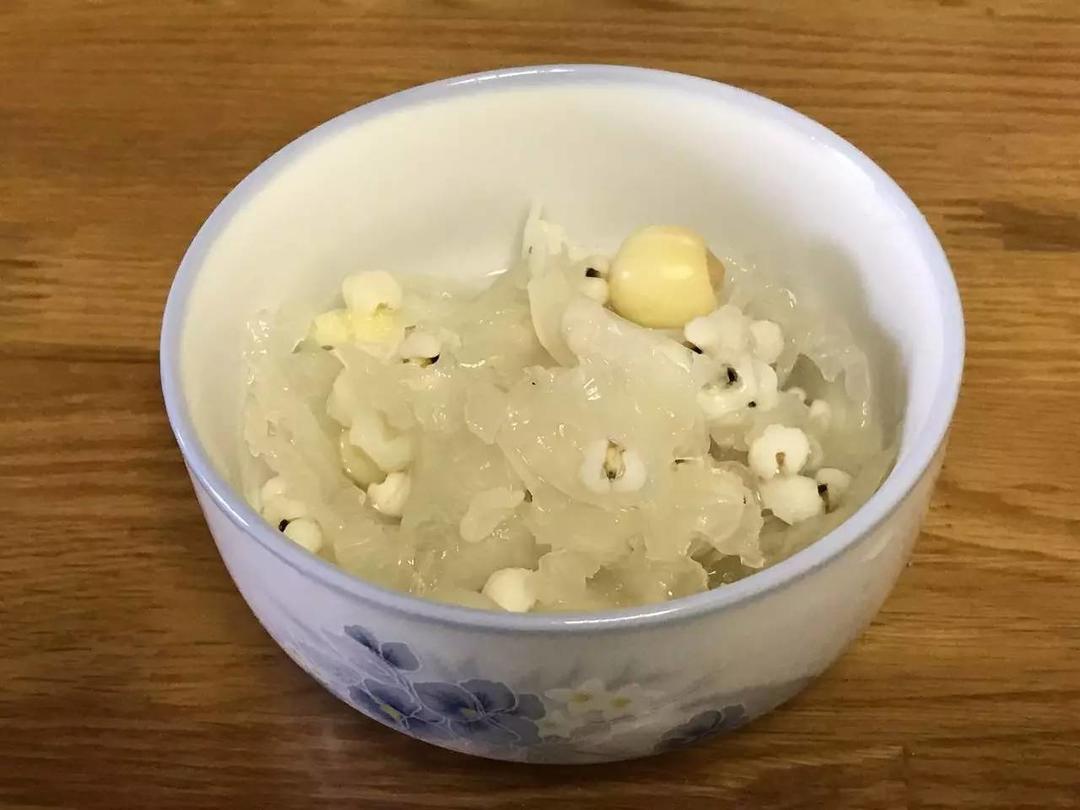 自己动手做一碗清爽的银耳莲子羹?首先你需要这样