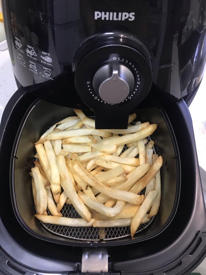 懒人快手版空气炸锅冻薯条肯德鸡的味道。