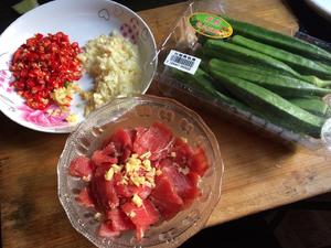 香辣牛肉炒秋葵的做法 步骤1