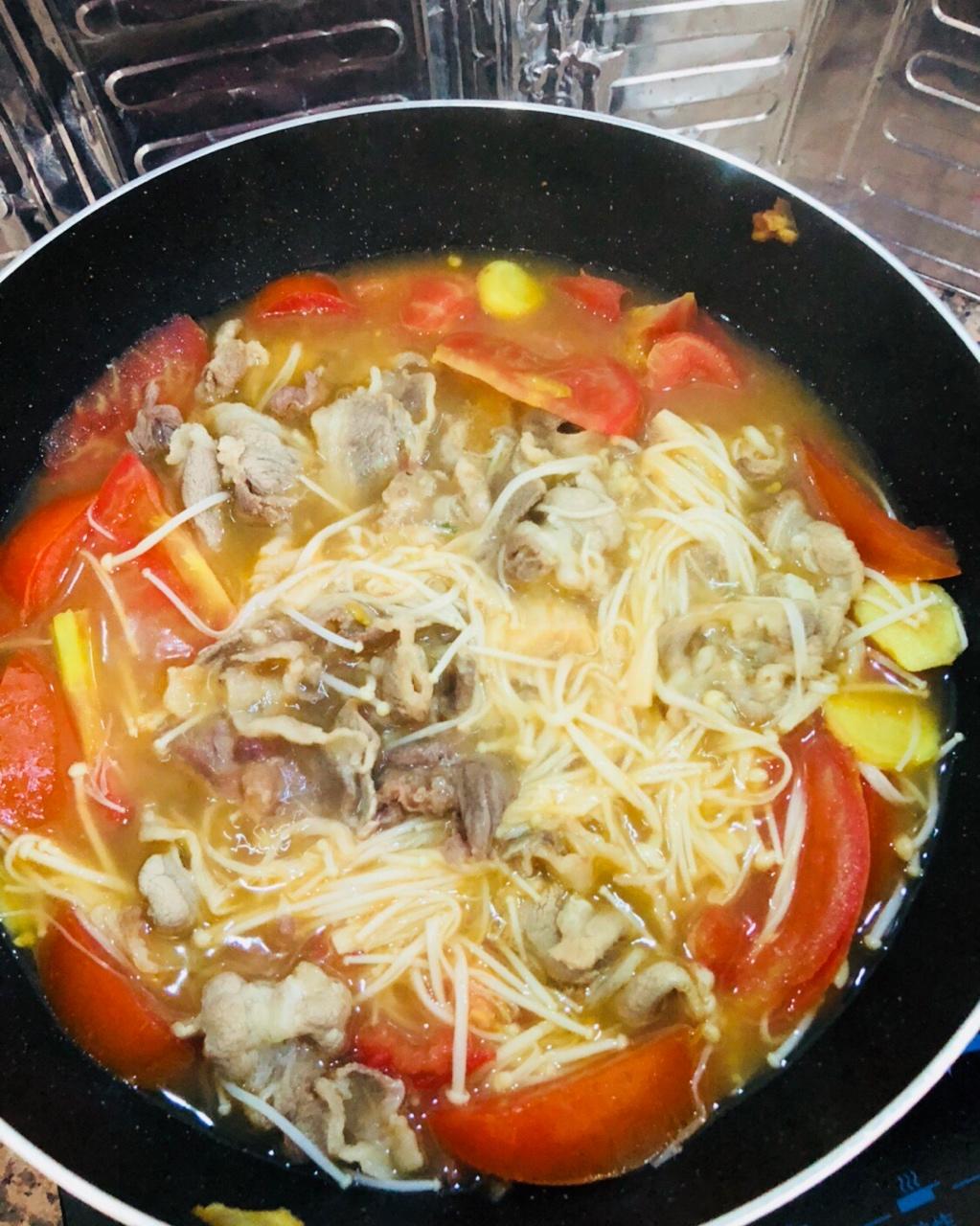 金针菇肥牛番茄锅