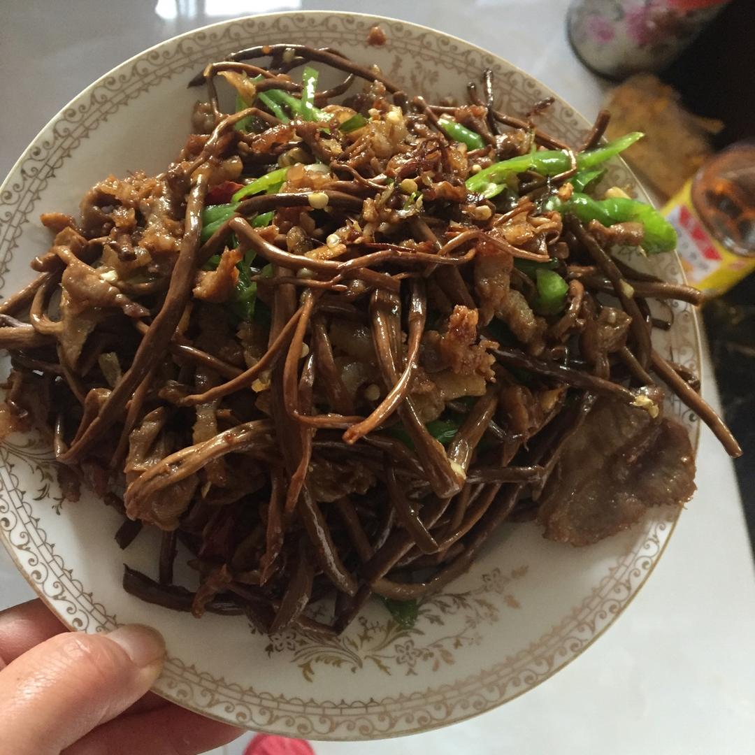 五花肉干锅茶树菇