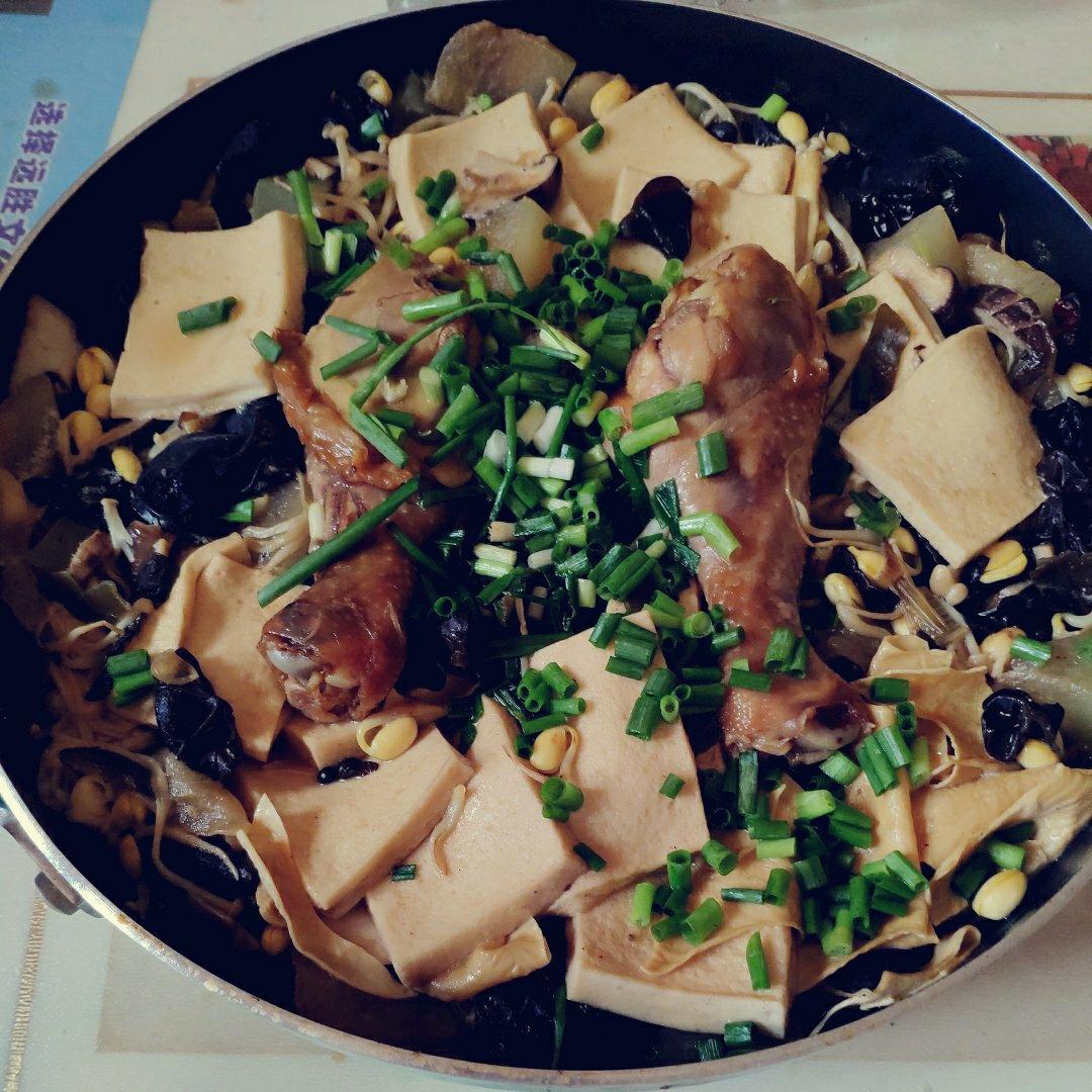 酸菜鸡腿炖冻豆腐