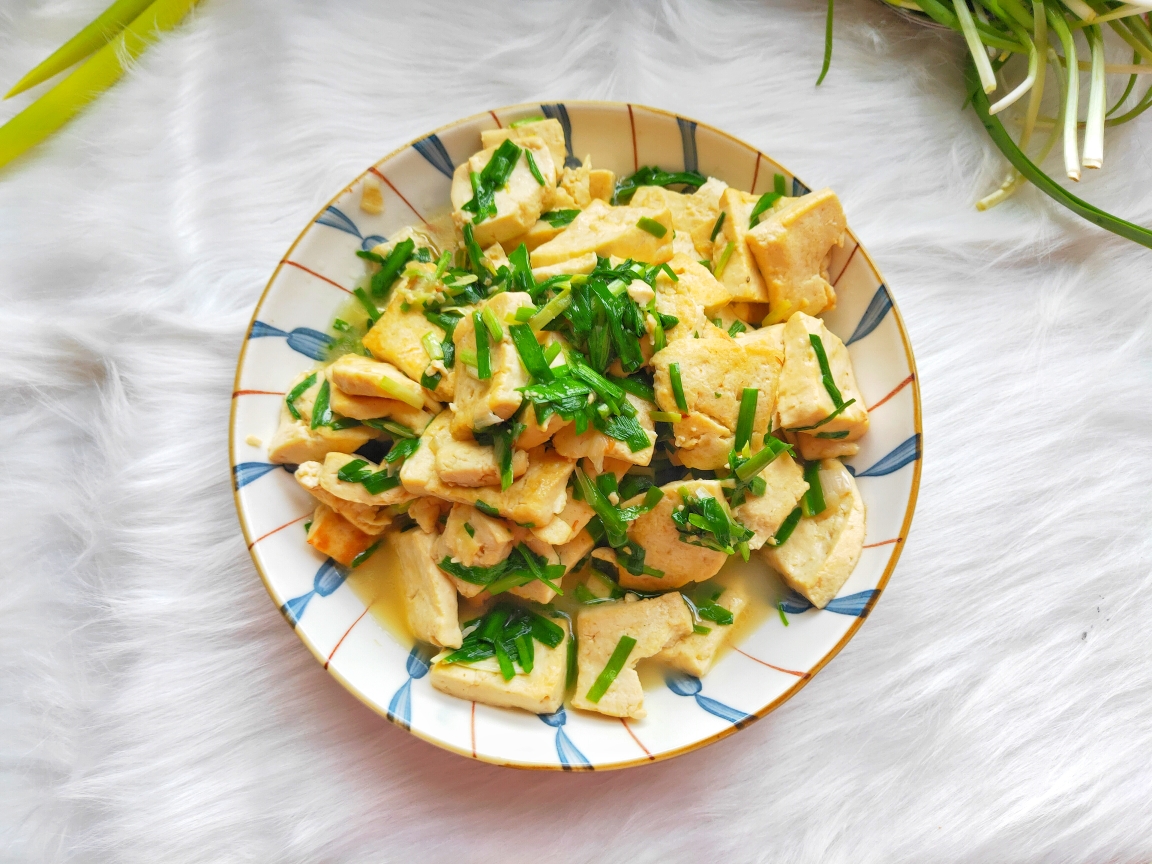 年夜饭必备的简单快手家常菜：韭菜炒豆腐的做法