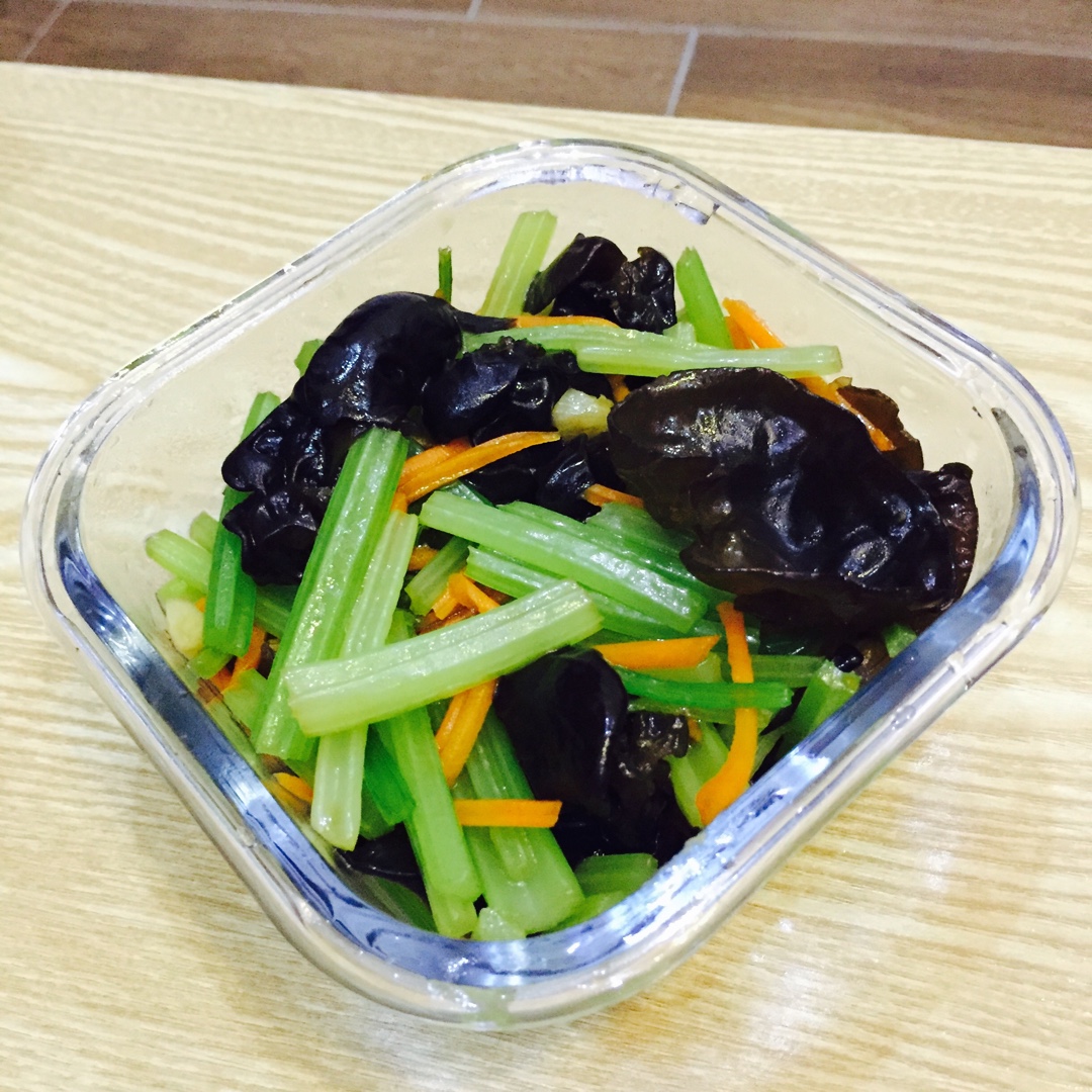 胡萝卜木耳炒芹菜