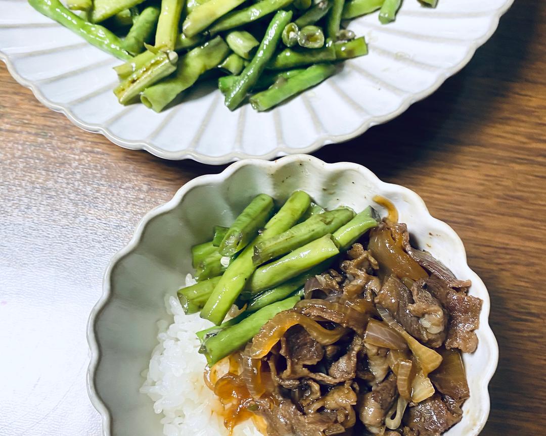 现磨黑椒豆角牛dong饭的做法