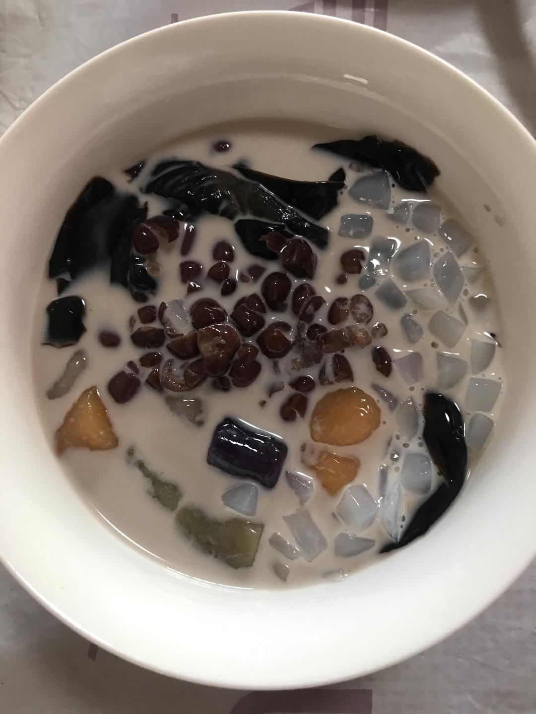 人见人爱的仙草芋圆