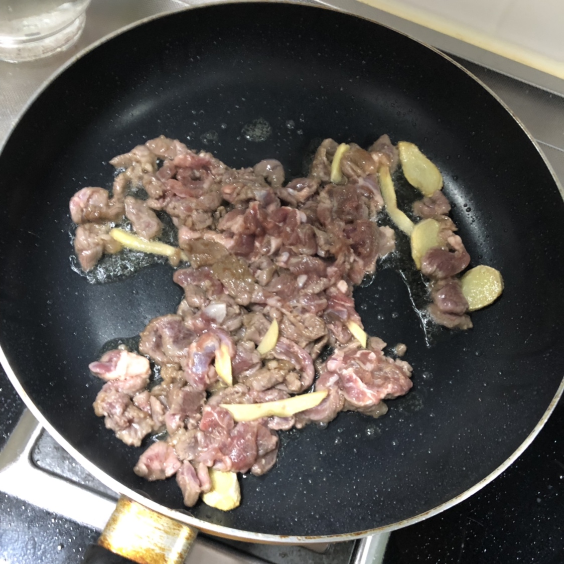 葱爆羊肉（8分钟让你做一道大菜的做法 步骤4