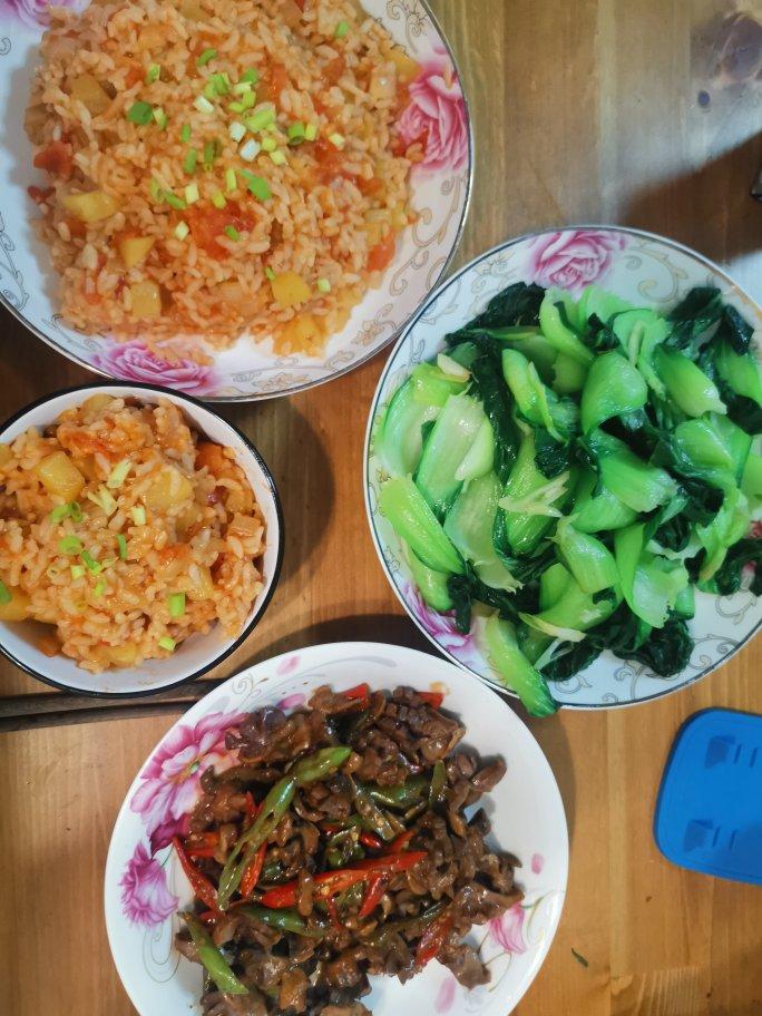 汤汁浓郁的番茄火腿烩饭！一碗不够吃